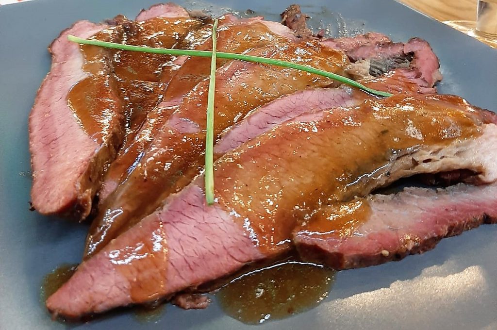 Brisket corte de carne de la ternera divina para hacer un buen asado ahumado está exquisita solo en Texas smoked Restaurant @The Boss Apres Ski